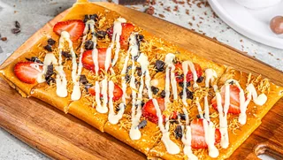 Specialo: Tonino dessert with toppings served on a wooden board